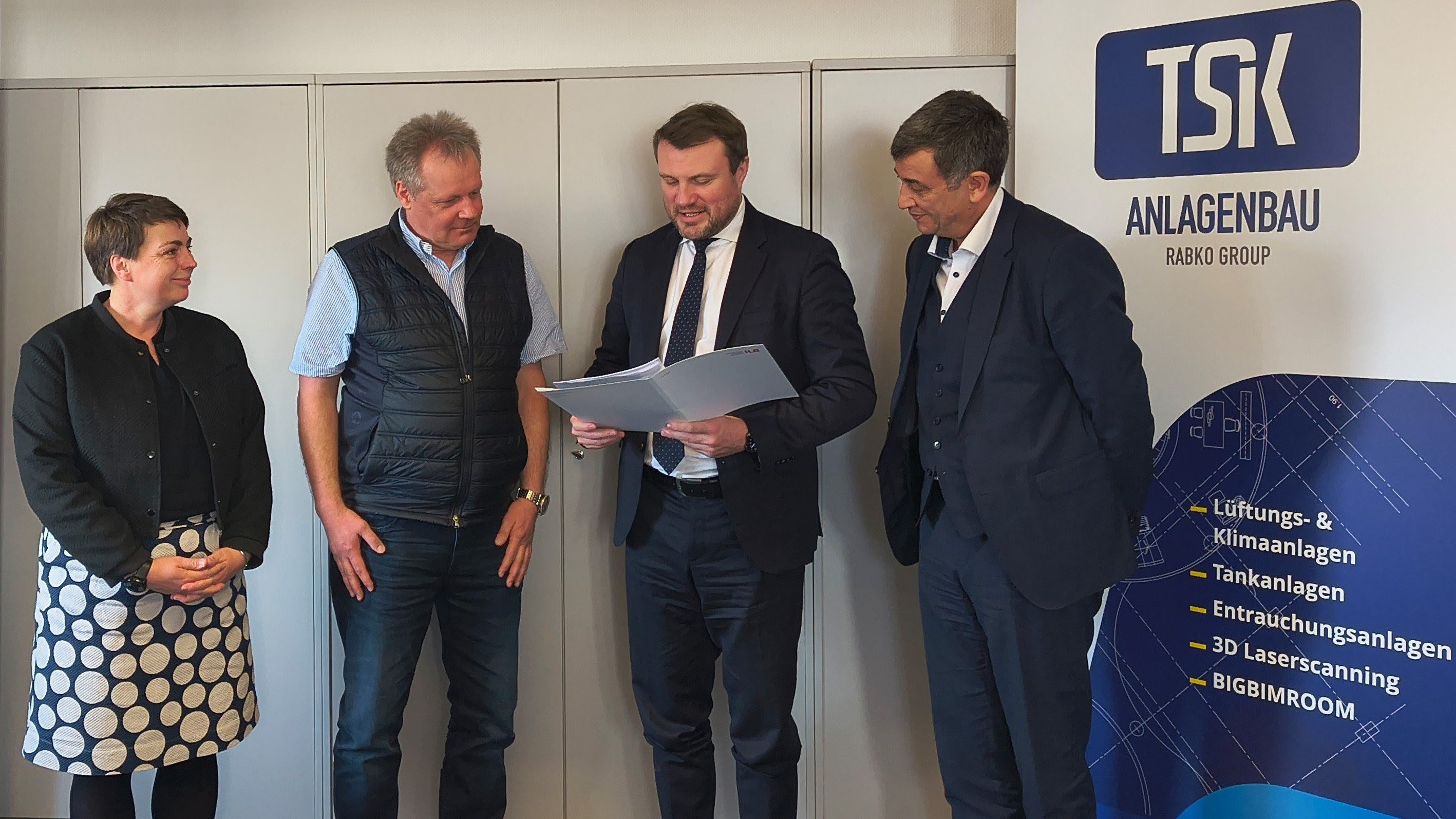 v. l. Frau Abgeordnete Nadine Graßmel (Mitglied des Landtages, SPD), Herrn Hagen Koch (Geschäftsführer der TSK Anlagenbau GmbH), Herrn Minister Daniel Keller, Herrn Nabegh El Shorafa (Referatsleiter Innovation bei der ILB) bei der Bescheidübergabe