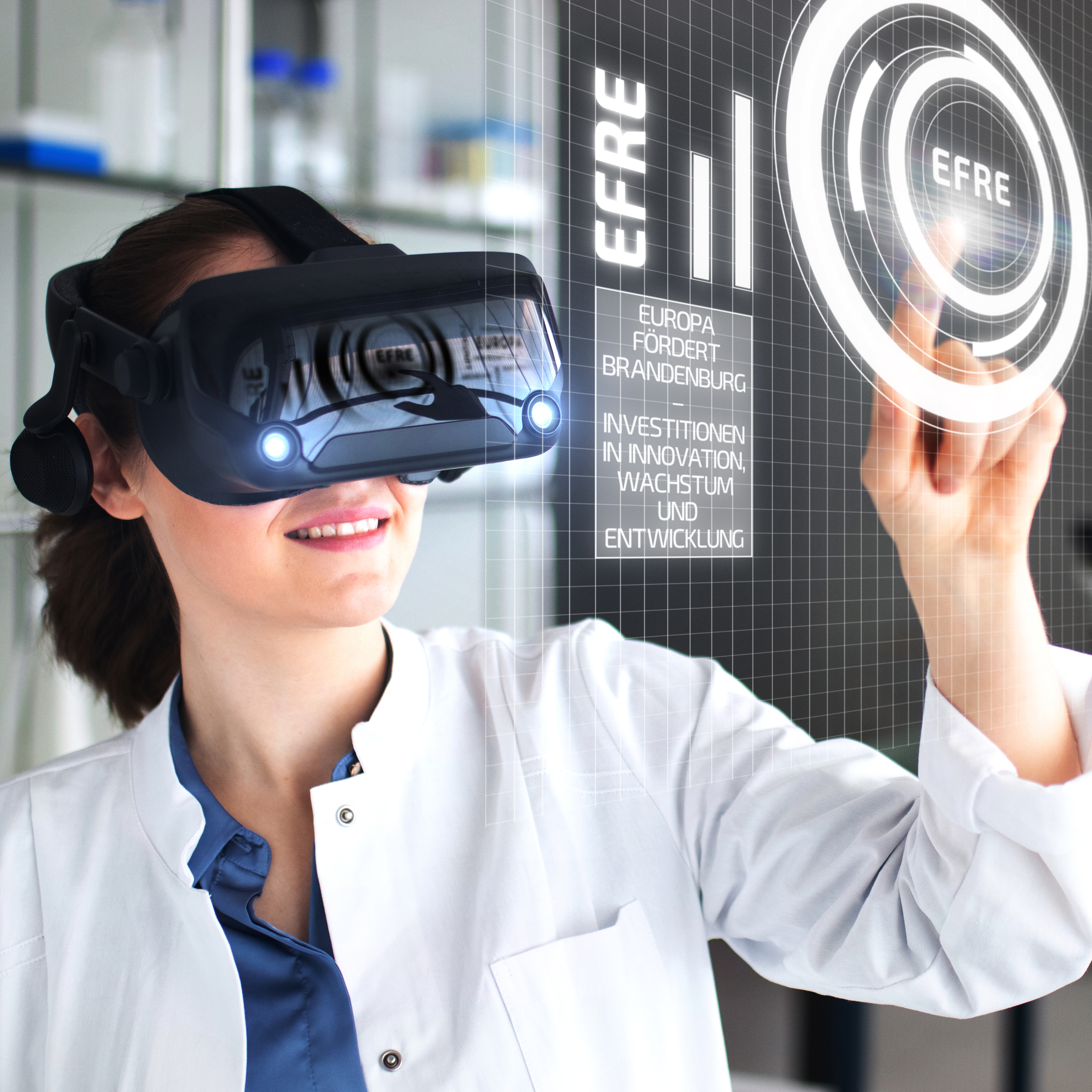 Bild von einer Frau mit VR-Brille, die auf eine digitale Grafik mit dem Schriftzug EFRE zeigt