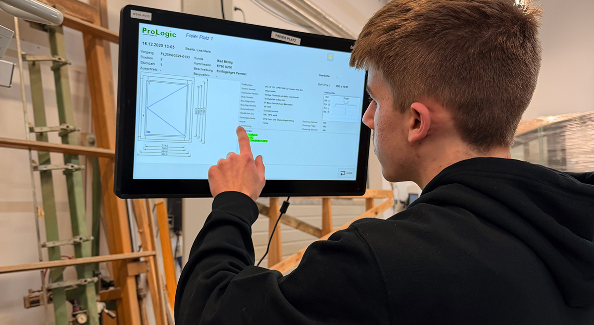 Abbildung eines Auszubildenden vor einem Bildschirm bei der MB Brandschutz Tischlerei