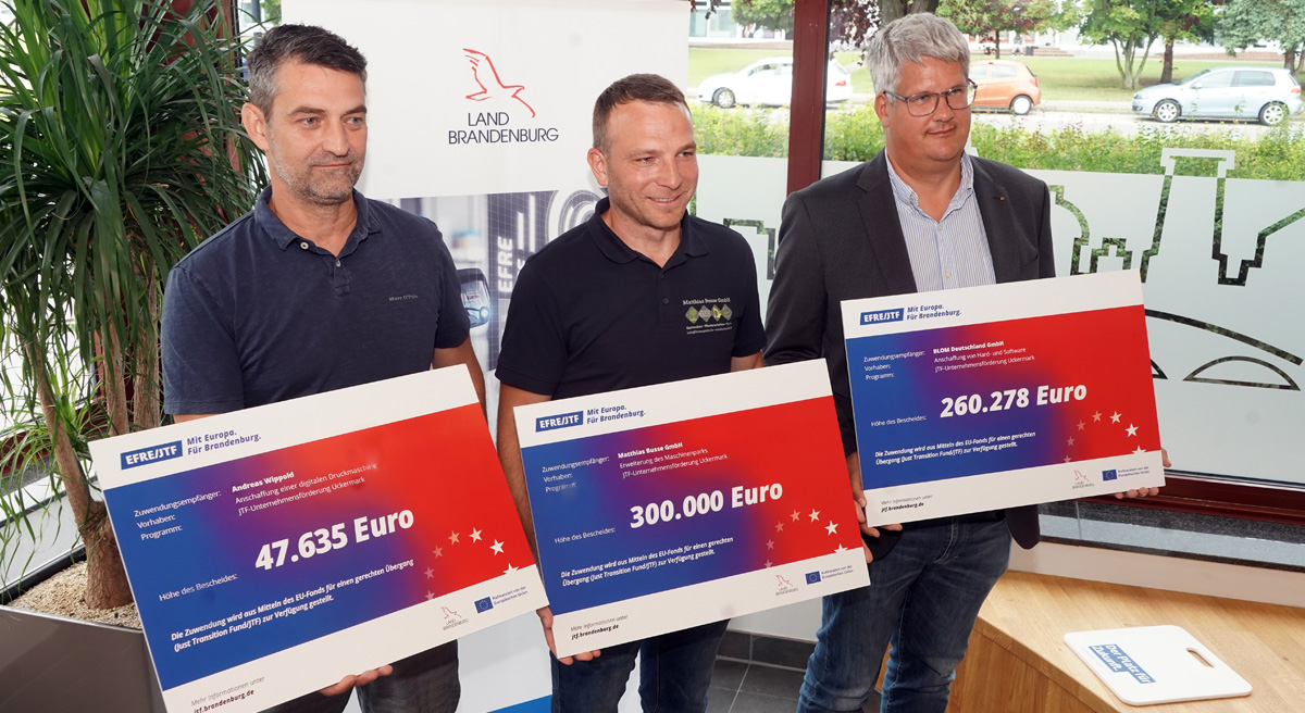 von links Andreas Wippold (Geschäftsführer der Druckerei Wippold), Tobias Seeger (Geschäftsführer der Matthias Busse GmbH), Robert Wesenberg (CFO BLOM Deutschland GmbH)