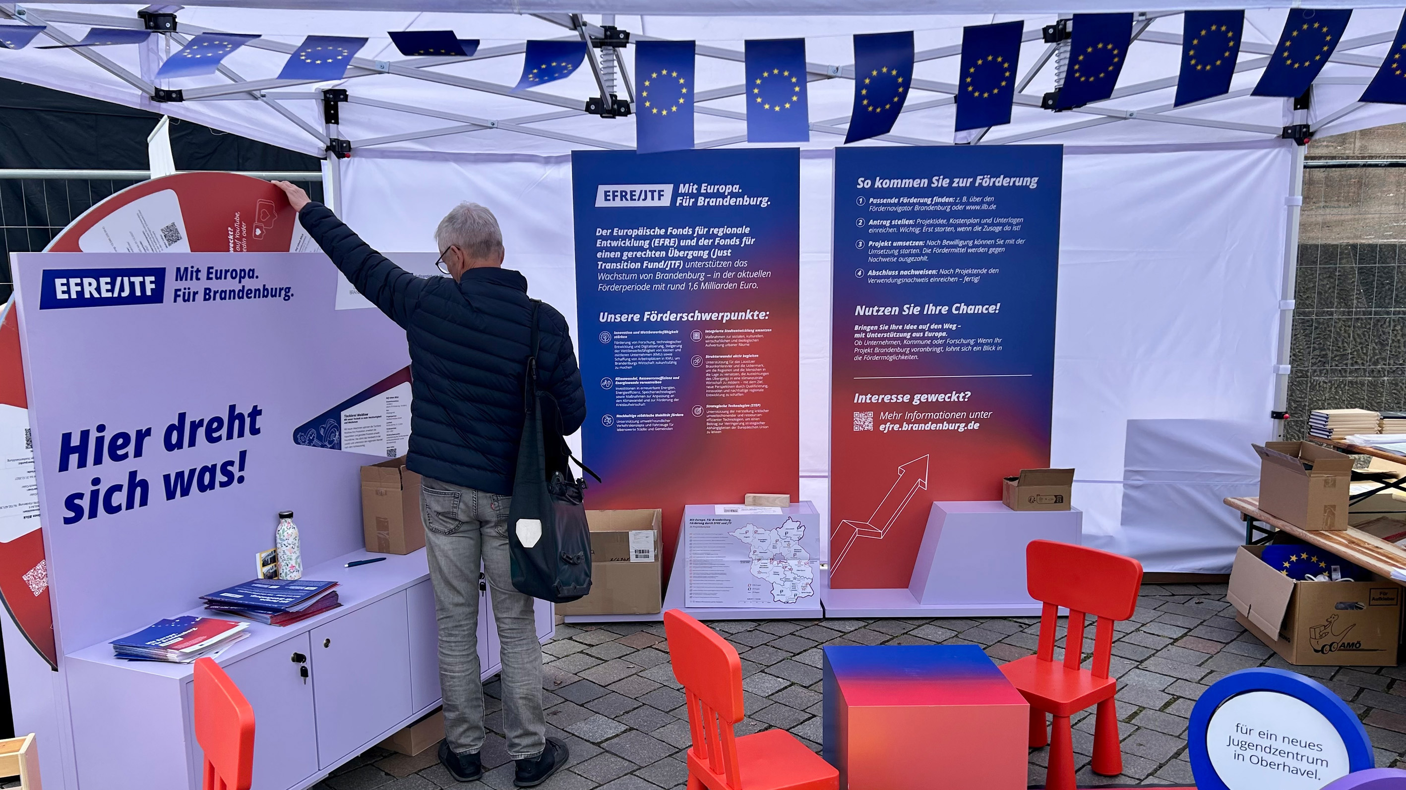 Abbildung des EFRE- und JTF-Infostandes beim Europafest