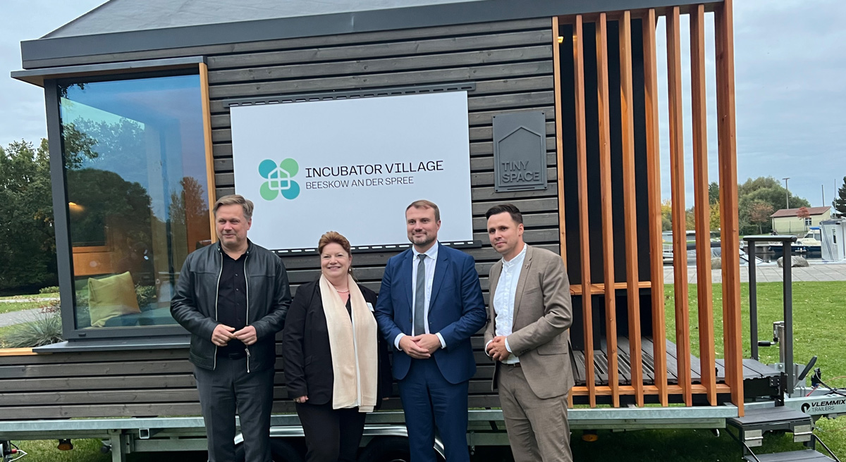 Eröffnung des Start-up-Zentrums „Incubator Village“ in Beeskow: von links nach rechts LOS-Landrat Frank Steffen, ILB-Vorstand Kerstin Jöntgen, Minister Daniel Keller und Beeskows Bürgermeister Robert Czaplinski