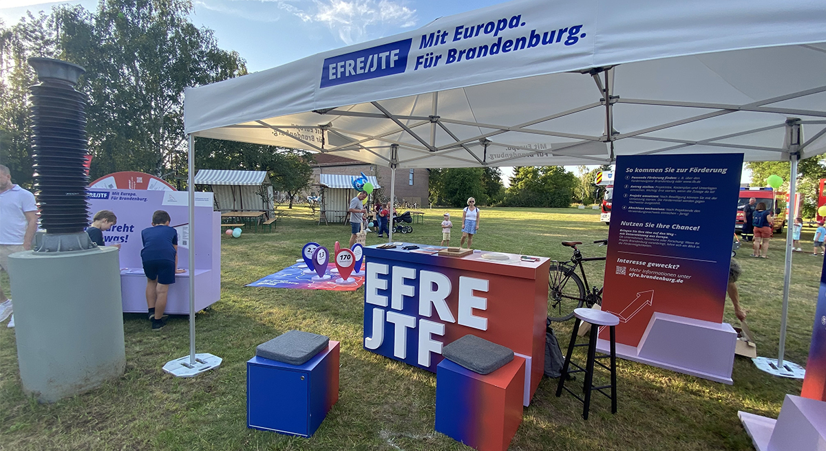 EFRE/JTF-Stand bei einer Veranstaltung 2025