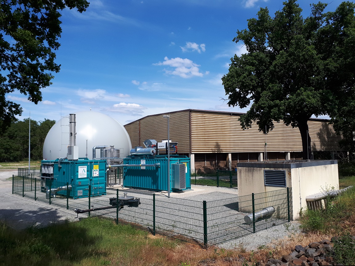 Blick auf eine Schwachgasfackelanlage mit Gasspeicher und Blockheizkraftwerk auf dem Betriebsgelände des KAEV Niederlausitz