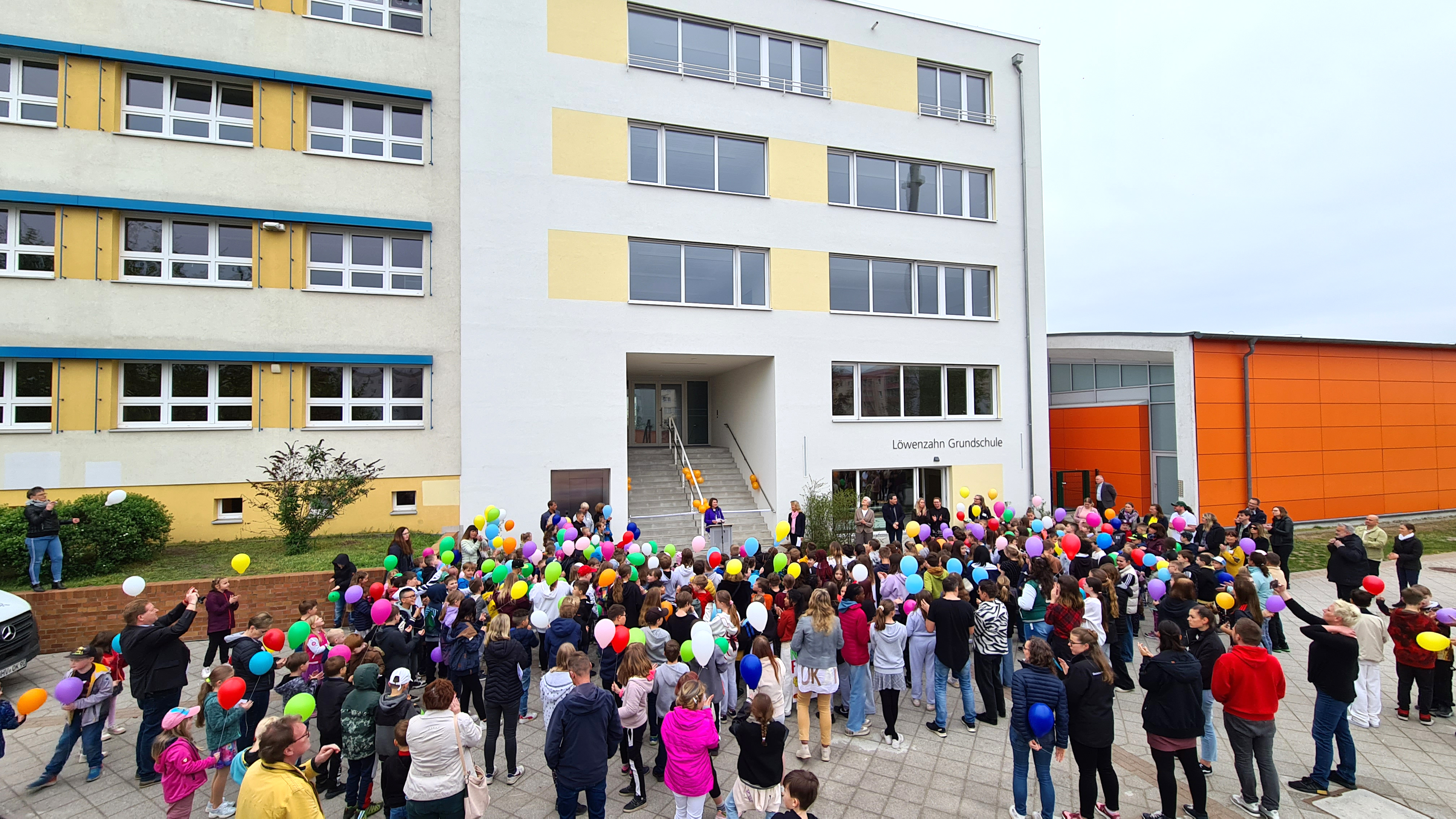 Darstellung zur Eröffnung des Erweiterungsbaus der Löwenzahn Grundschule in Velten mit Blick auf die Schule