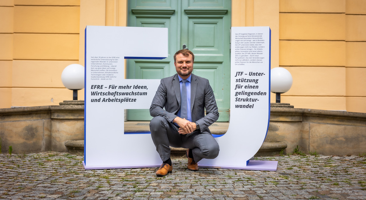 Abbildung des Ministers Daniel Keller vor Ministerium zum Start der Info-Tour 2025