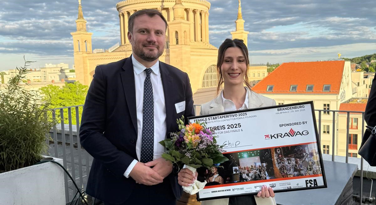 Wirtschaftsminister Daniel Keller und die Newcomerin des Jahres Ghazaleh Madani
