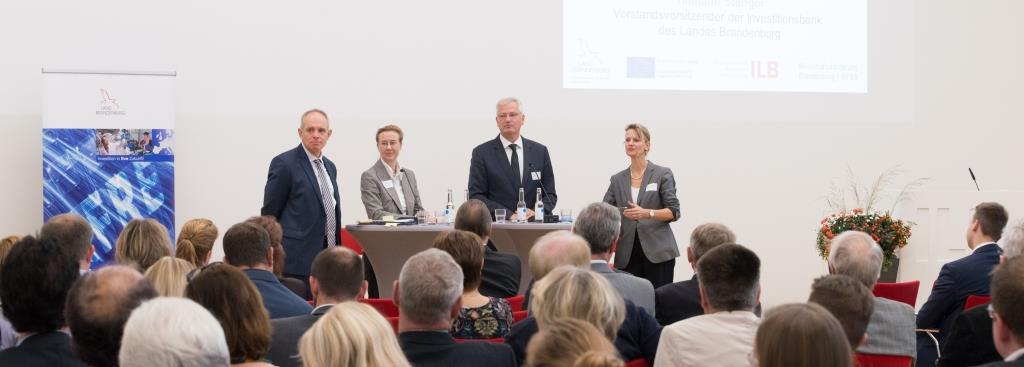 Paneldiskussion mit Dr. Carsten Enneper (MWE), Katja Reppel (Europäische Kommission), Tillmann Stenger (Vorstand ILB), Dr. Simone Leinkauf (Moderatorin), v.l.n.r.