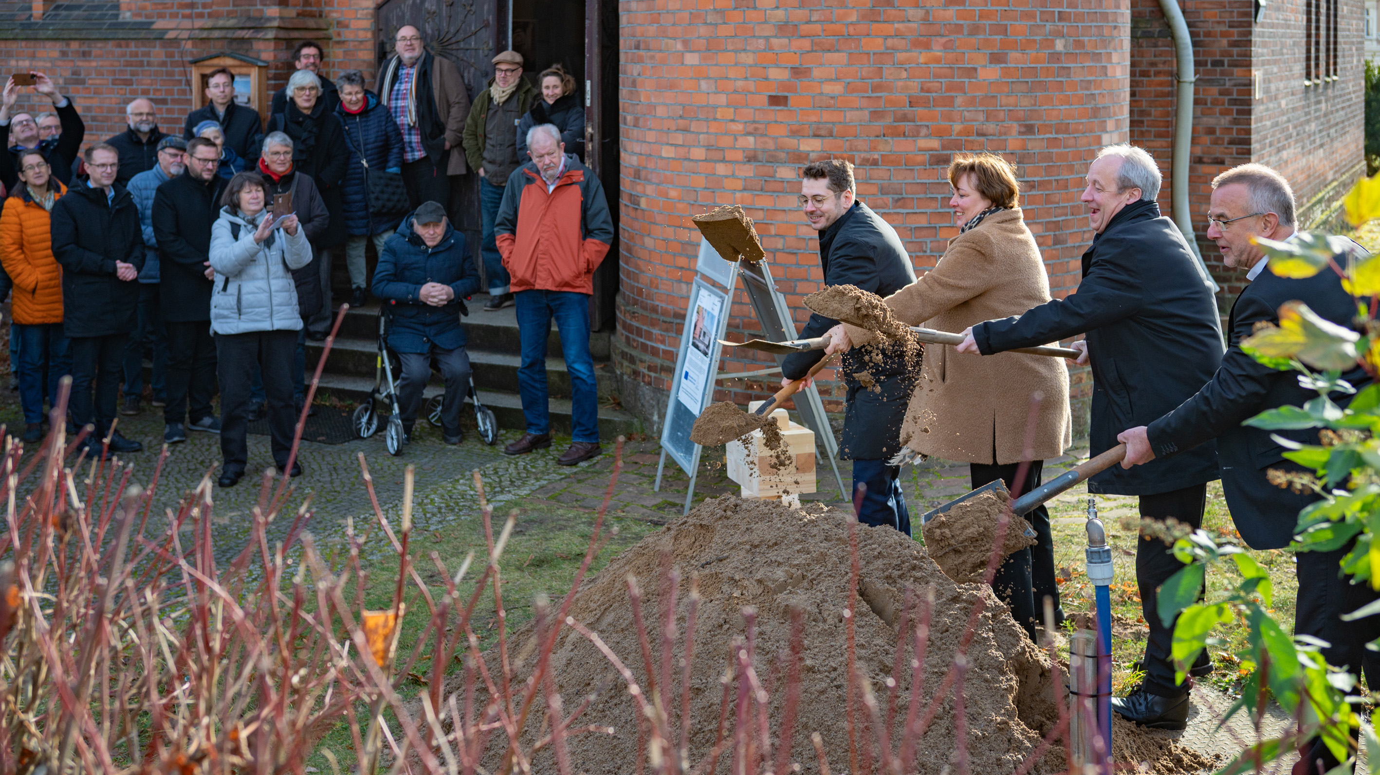 Abbildung von Kryštof Studihrad von der Europäischen Kommission, Staatssekretärin Dr. Ina Bartmann, Bischof Dr. Christian Stäblein und Pfarrer Christoph Brust beim ersten Spatenstich