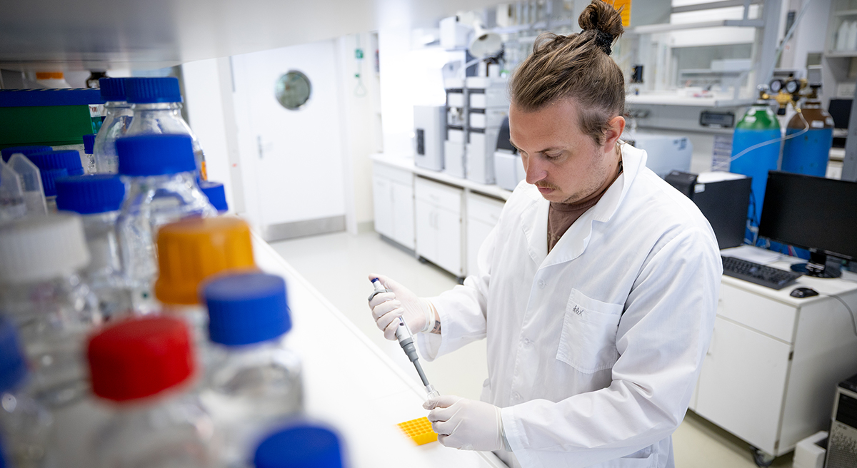 TRYSUB Labormitarbeiter Darstellung eines Labors mit Mitarbeiter bei Projekt TRYSUB