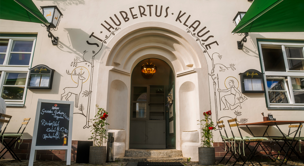 Eingang der St. Hubertusklause in Senftenberg
