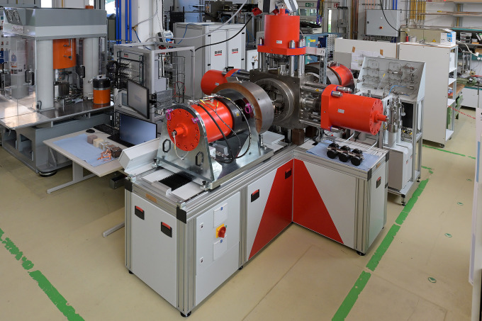 Eine vier Tonnen schwere, ca. 2x3 Meter große metallene Laboranlage in einer großen Laborhalle. 