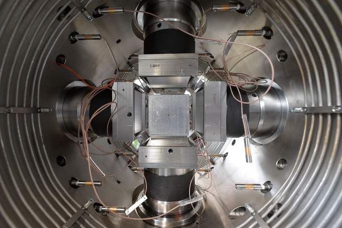 Blick in einen Aufbau aus metallischen Stempeln, in den die Probe eingebaut werden kann.