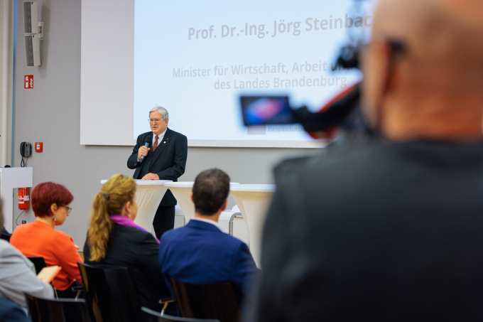 Abbildung von Prof. Dr. Jörg Steinbach bei der Begrüßung auf der Zukunftskonferenz