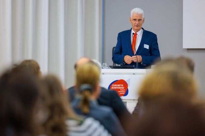 Abbildung von Dr. Rolf Schmachtenberg bei seiner Rede auf der Zukufntskonferenz