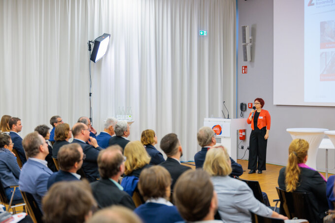 Abbildung von Denise Gramß bei einer Präsentation auf der Zukunftskonferenz
