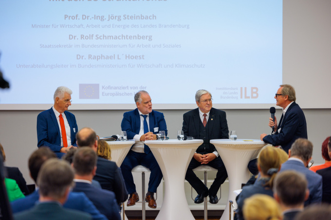 Abbildung der Podiumsdiskussion mit Prof. Dr. Steinbach, Dr. Schmachtenberg und Dr. L'Hoest