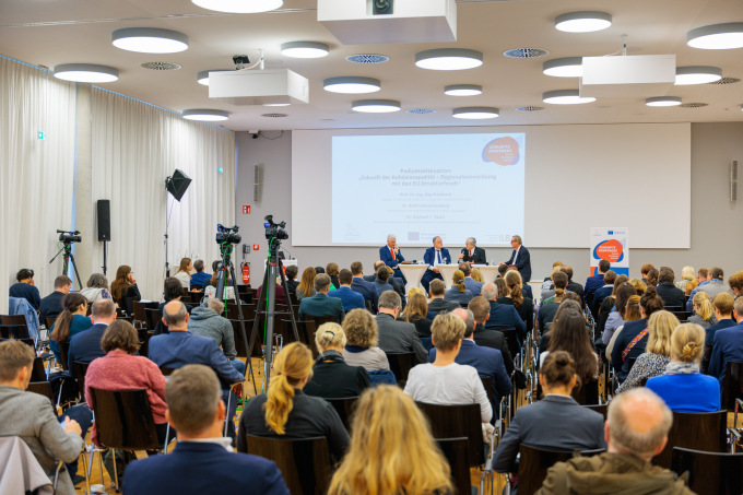 Abbildung der Podiumsdiskussion mit Zuschauern