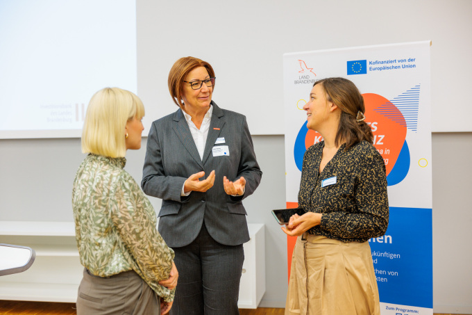 Abbildung von Teilnehmenden der Zukunftskonferenz im Dialog