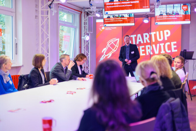 Abbildung eines Votrages des Startup Service Potsdam Transfer auf der Zukunftskonferenz