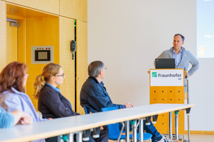 Abbildung eines Vortrages am Fraunhofer-Institut für angewandte Polymerforschung auf der Zukunftskonferenz