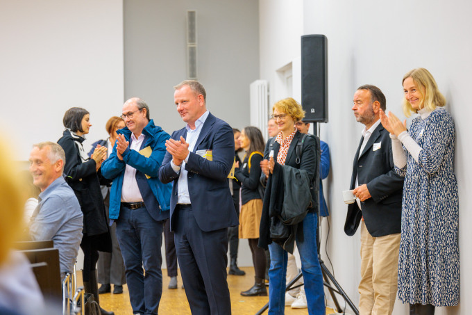 Abbildung von applaudierenden Teilnehmenden auf der Zukunftskonferenz