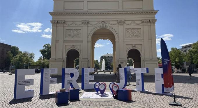 Große EFRE- und JTF-Buchstaben vor dem Brandenburger Tor in Potsdam