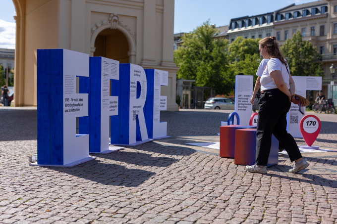Darstellung der EFRE-Buchstaben auf Info-Tour