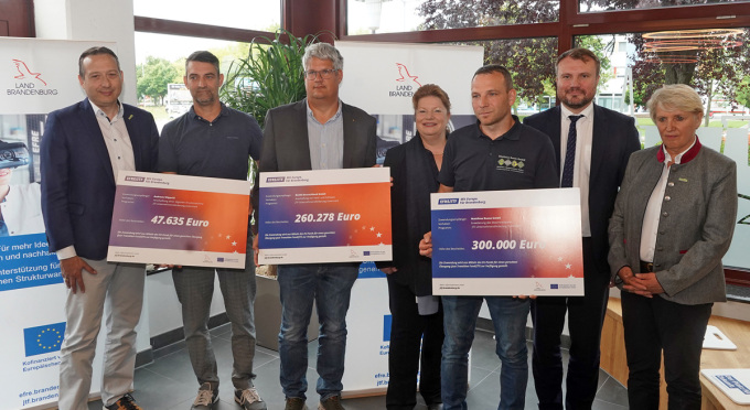 von links Silvio Moritz (stellvertretender Bürgermeister der Stadt Schwedt), Andreas Wippold, (Geschäftsführer der Druckerei Wippold), Robert Wesenberg (CFO BLOM Deutschland GmbH), Kerstin Jöntgen (Vorständin ILB), Tobias Seeger (Geschäftsführer der Matthias Busse GmbH), Daniel Keller (Minister MWAEK), Karina Dörk (Landrätin Landkreis Uckermark)