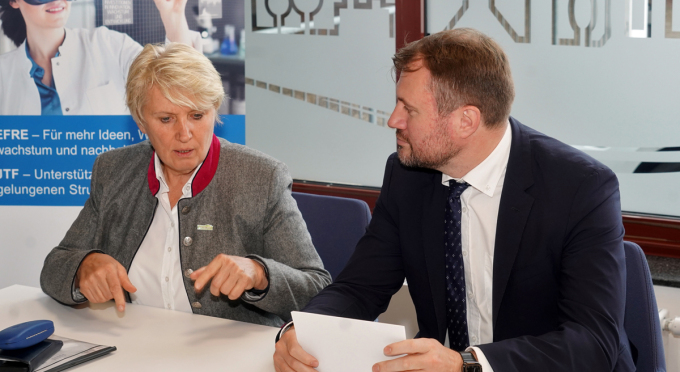 Karina Dörk (Landrätin Landkreis Uckermark) und Daniel Keller (Minister MWAEK)