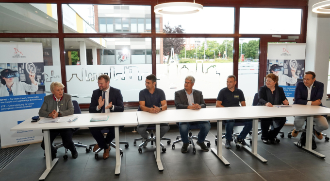 von links Karina Dörk (Landrätin Landkreis Uckermark), Daniel Keller (Minister MWAEK), Andreas Wippold (Geschäftsführer der Druckerei Wippold), Robert Wesenberg (CFO BLOM Deutschland GmbH), Tobias Seeger (Geschäftsführer der Matthias Busse GmbH), Kerstin Jöntgen (Vorständin ILB), Silvio Moritz (stellvertretender Bürgermeister der Stadt Schwedt)