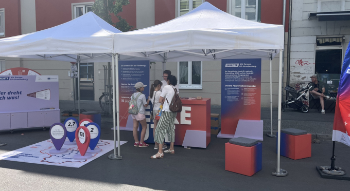 Besuchende informieren sich bei einer Veranstaltung 2025 am EFRE/JTF-Stand