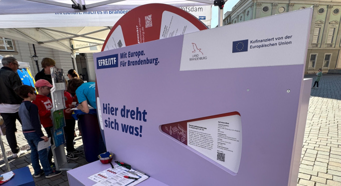 Nahaufnahme vom EFRE/JTF-Projektrad beim Potsdamer Europafest 2025