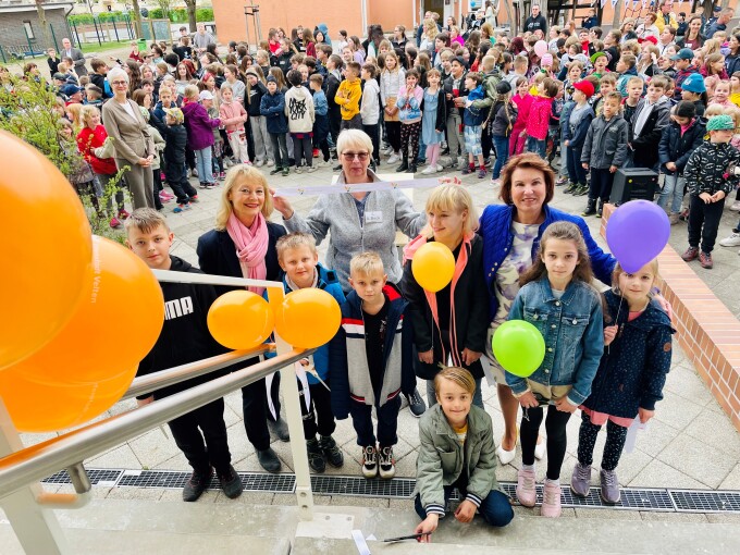 Darstellung zur Eröffnung des Erweiterungsbaus der Löwenzahn Grundschule in Velten mit Blick auf den Pausenhof