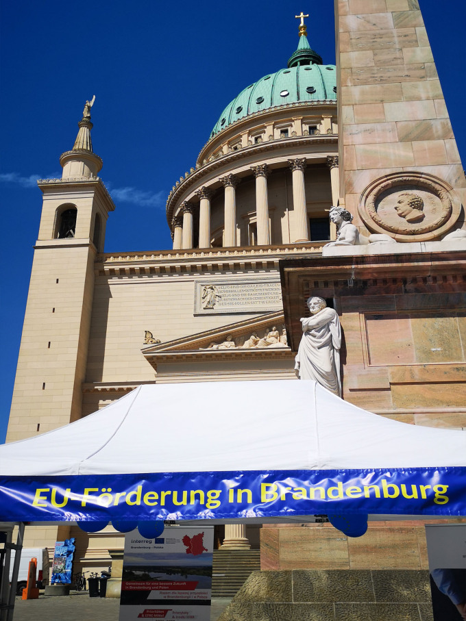 Standdarstellung mit Nikolaikirche im Hintergrund