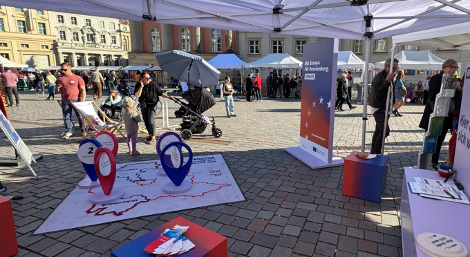 Blick vom EFRE/JTF-Infostand beim Potsdamer Europafest 2025 auf andere Stände am Alten Markt