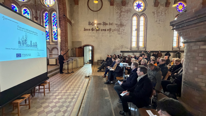 Abbildung des Bischofs Dr. Christian Stäblein bei seiner Andacht in der Johanniskirche