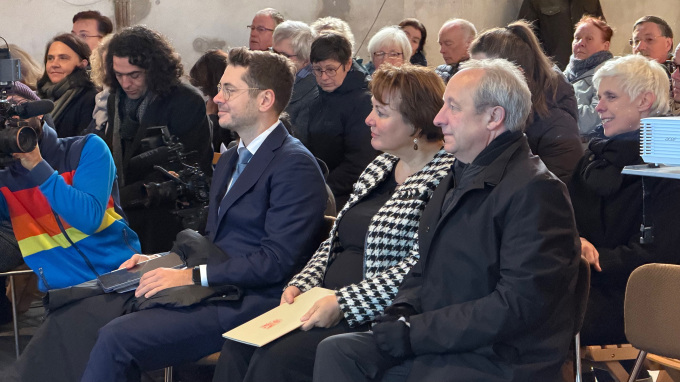 Abbildung von Kryštof Studihrad, Dr. Ina Bartmann und Bischof Dr. Christian Stäblein bei der Andacht