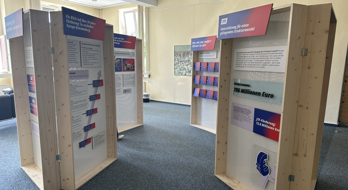 Blick auf Tafeln der EFRE/JTF-Wanderausstellung