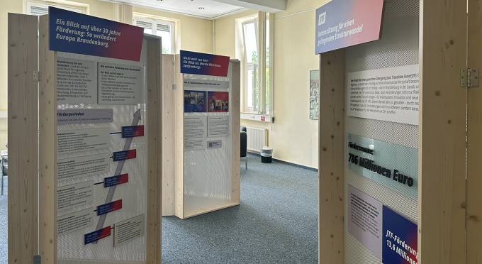 Blick auf drei Tafeln der EFRE/JTF-Wanderausstellung in Senftenberg