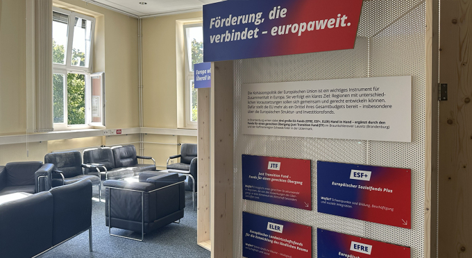 Blick auf eine Tafel der EFRE/JTF-Wanderausstellung, auf der EFRE, JTF, ESF+ und ELER kurz vorgestellt werden