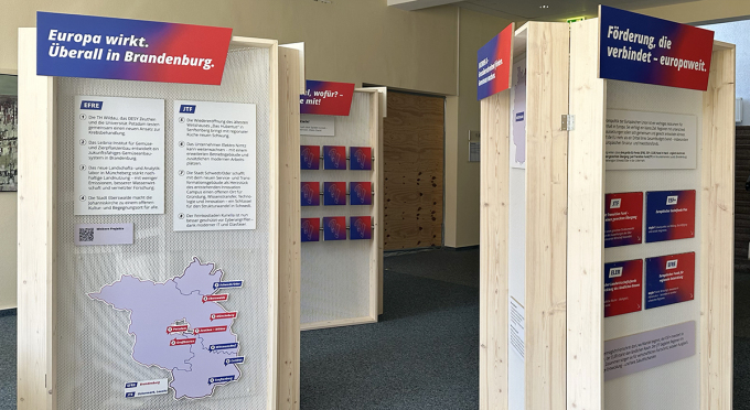 Blick auf mehrere Holztafeln der EFRE/JTF-Wanderausstellung