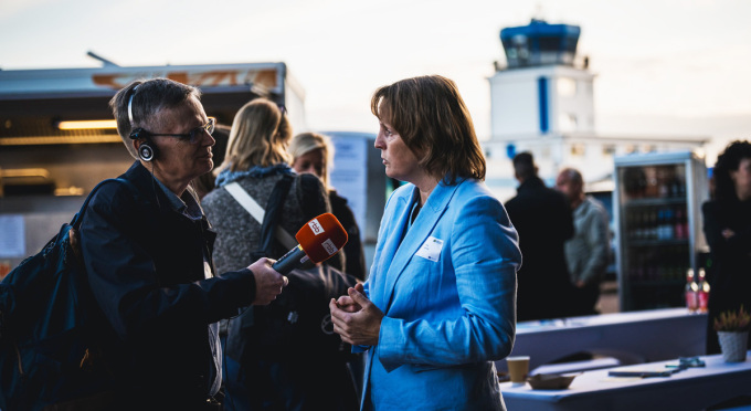 Irina Kühnel wird von einem rbb-Mitarbeiter interviewt