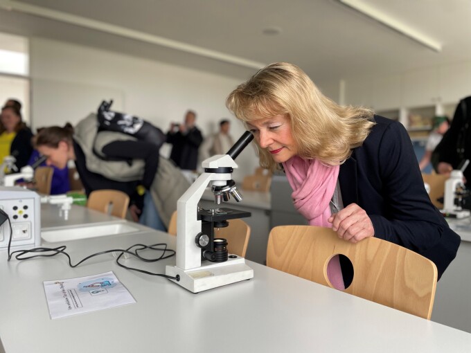 Staatssekretärin Claudia Zinke bei der Eröffnung des Erweiterungsbaus der Löwenzahn Grundschule in Velten