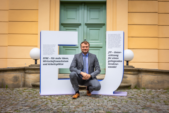 Darstellung des Ministers Daniel Keller mit E und J für EFRE und JTF zum Start der Info-Tour