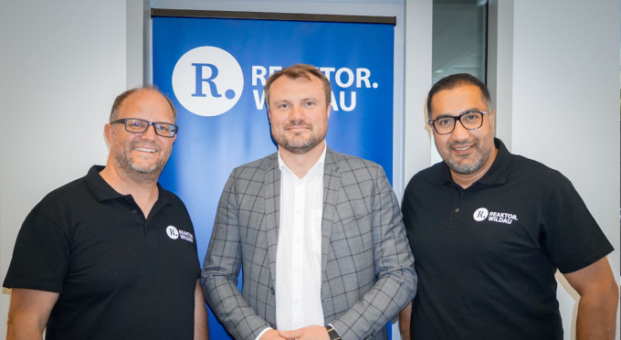 Die Betreiber mit Minister Daniel Keller bei der Eröffnungsveranstaltung in Wildau.