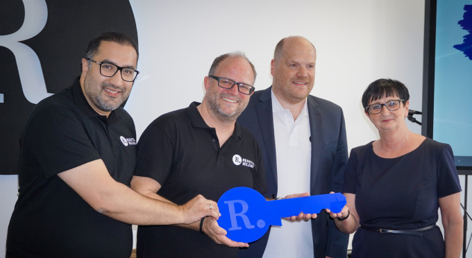 v. l. n. r. Rafael Kugel (CEO/Geschäftsführung), Sascha Schubert (Head of Marketing/Investor Network), Samir Roshandel (Head of Program), Marion Schrimer (GF-Wirtschaftsförderung Landkreis Dahme-Spreewald) bei der Schlüsselübergabe des Start-up-Zentrums Reaktor.Wildau