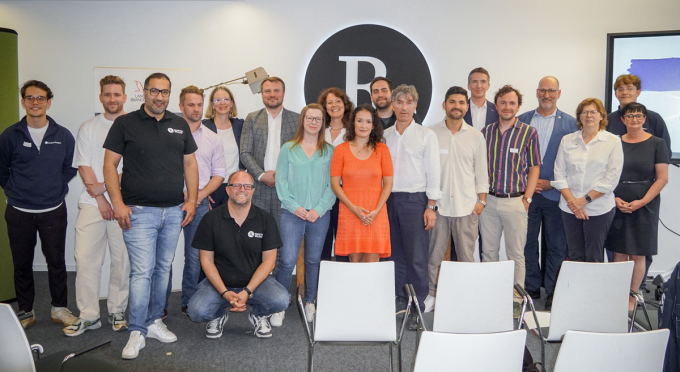 Vertreterinnen und Vertreter der Start-ups mit Minister Daniel Keller in Wildau