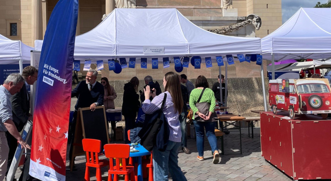 Stand der EU-Fonds in Brandenburg beim Potsdamer Europafest 2025