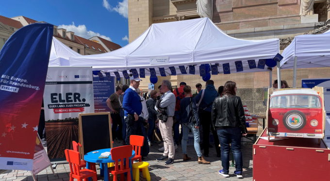 Menschen im Gespräch am fondsübergreifenen Infostand beim Potsdamer Europafest 2025